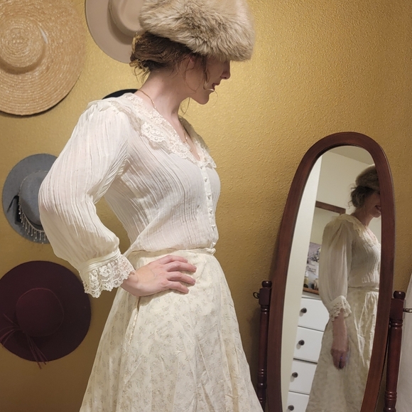 *Vintage Cream Lace Collar Blouse* - Picture 10 of 13